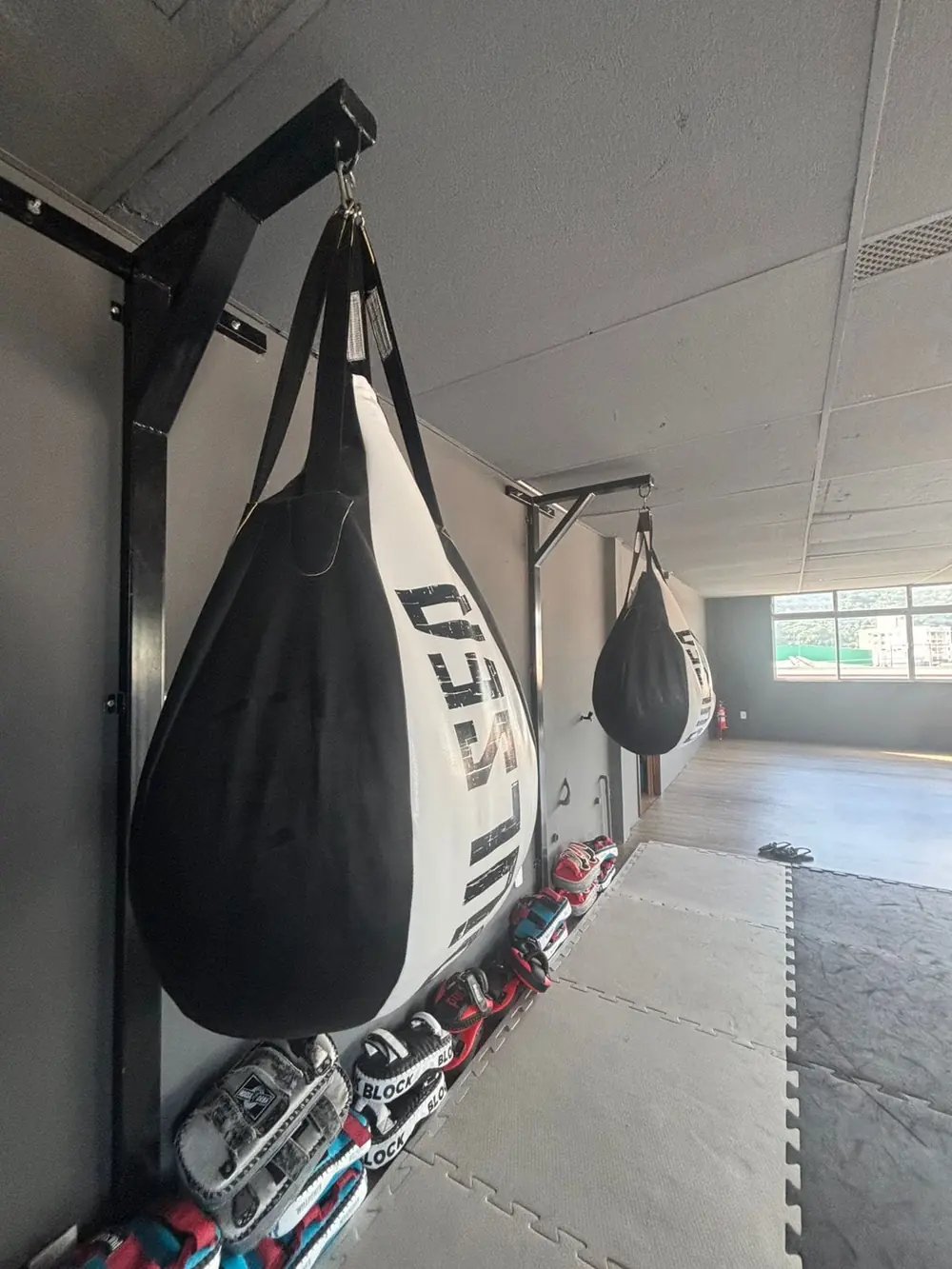 Sacos de pancada na área de Boxe