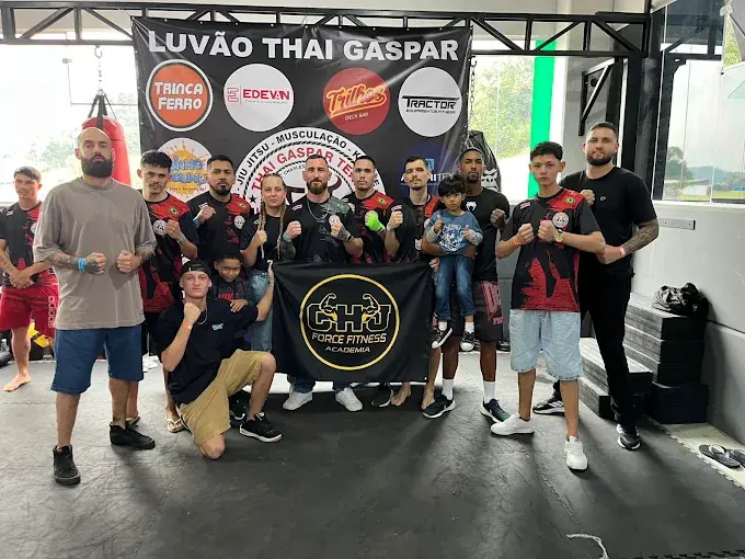 Equipe de Muay Thai da CHJ reunida com a faixa do evento Luvão Thai Gaspar
